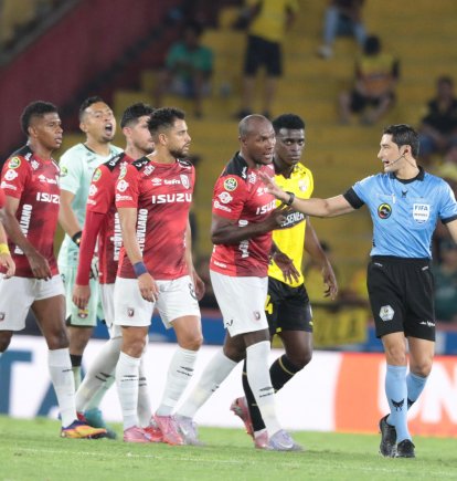 Jugadores de Barcelona SC y Leones FC analizan una decisión arbitral durante el partido de la fecha 8 de la LigaPro en el estadio Monumental.