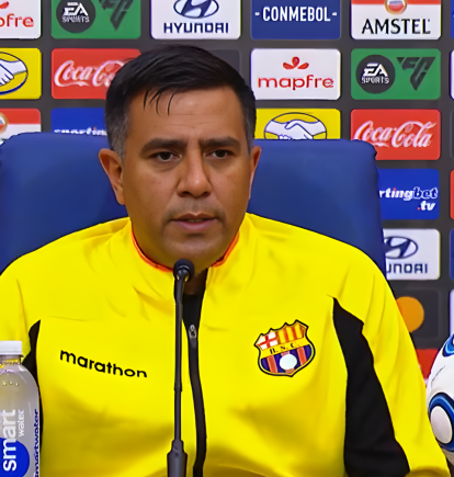 César Farías, entrenador de Barcelona, durante la rueda de prensa.