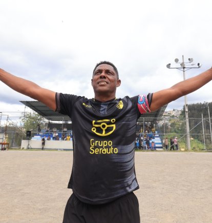 En una intensa final de la categoría máster, Manosalvas, con Chalá (c), derrotó 3-2 a Estrella Roja.