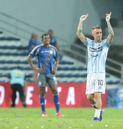 La frustración de los jugadores de Emelec en el festejo de uno de los dos goles de Damián Díaz (d).