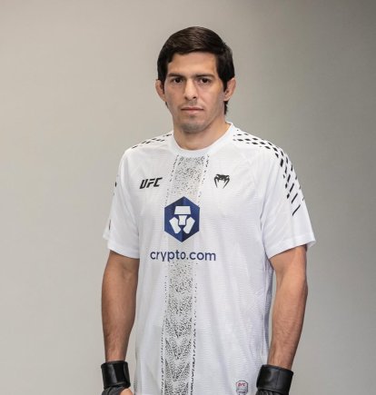 Adrián durante su primera sesión de fotos como participante de una cartelera de la UFC