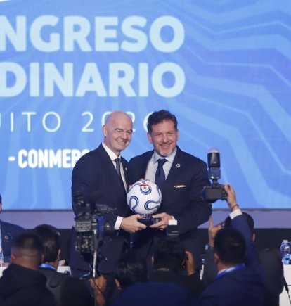 Gianni Infantino, presidente de la FIFA (i) y Alejandro Domínguez, titular de la Conmebol, trataron el jueves en Quito diferentes temas e ideas de interés para la región, entre ellas la organización de la Copa América 2032.