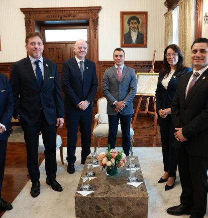 Francisco Egas (i), Alejandro Domínguez, Gianni Infantino, el presidente Daniel Noboa, Cynthia Gelibert y Roberto Ibáñez, durante la reunión del jueves pasado.