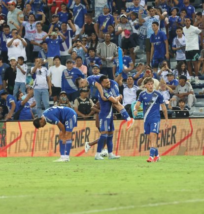 Juan Pablo Ruiz Gómez (c) fue felicitado por sus compañeros tras marcar el gol de la victoria sobre Universidad Católica.