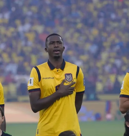 Moisés Caicedo (i), Willian Pacho (c) y Piero Hincapié (d) son figuras de las Tricolor.