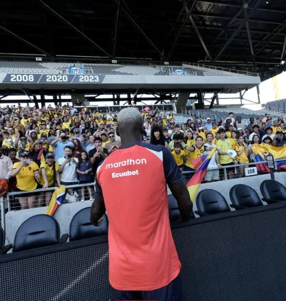 Moisés Caicedo saludo a los hinchas durante un entrenamiento con la selección de Ecuador en Columbus,