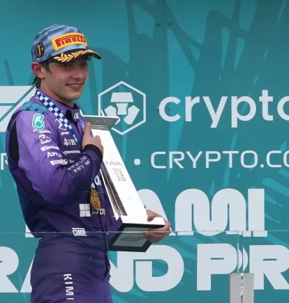 El italiano Andrea Kimi Antonelli de Mercedes celebra su victoria en el Gran Premio de Fórmula Uno de Miami.