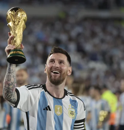 Lionel Messi levanta el título de campeón mundial en Qatar 2022.
