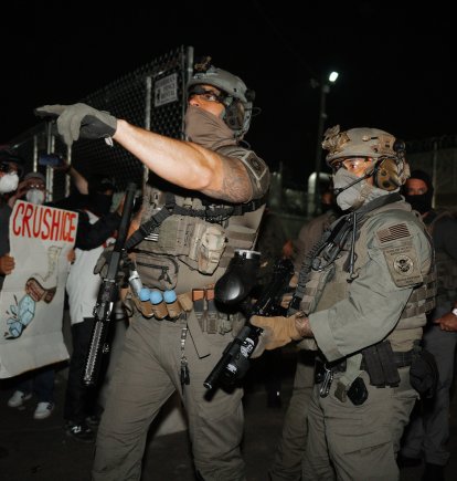 Oficiales  del Servicio de Inmigración y Control de Aduanas (ICE) despejando protestas en Newark.