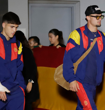 La Selección de España llegó a Norteamérica para el Mundial 2026. Pau Cubarsí (izq.) y Marc Pubill en la gráfica.