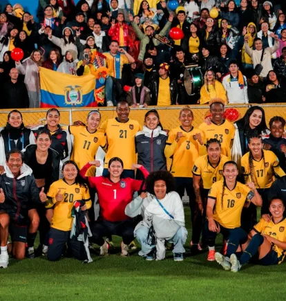 Jugadoras de la Selección de Ecuador celebran junto a los hinchas su clasificación al repechaje.