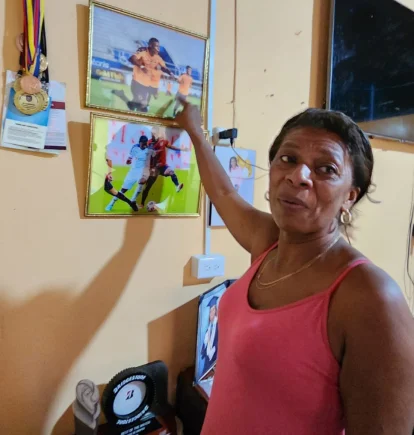 La madre de Nilson Angulo, Dora Ramírez, conserva en su casa recuerdos de su hijo, seleccionado de Ecuador.