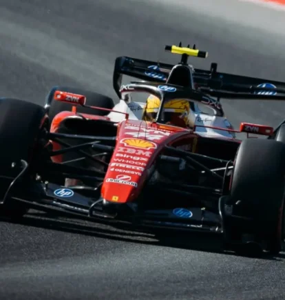 Un monoplaza recorre una de las curvas del Circuito de Montmeló durante las sesiones de entrenamientos previas al Gran Premio de Barcelona 2026