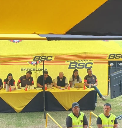 La dirigencia de Barcelona SC, con Antonio Álvarez en el centro, en la asamblea de socios de este 13 de junio.
