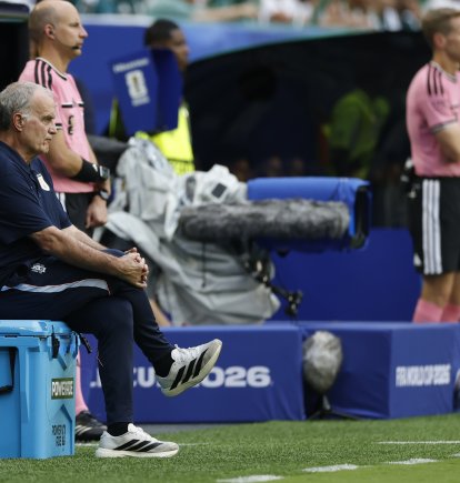 El seleccionador de Uruguay, Marcelo Bielsa, observa el partido por grupo H del Mundial de la FIFA 2026 ante Arabia Saudi en el estadio Hard Rock en Miami.