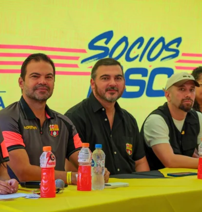 La dirigencia de Barcelona SC, presidida por Antonio Álvarez (c), en la asamblea del 13 de junio.