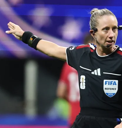 La árbitra Tori Penso hace indicaciones durante el partido de la fase de grupos de la Copa Mundial de la FIFA 2026 entre República Checa y Sudáfrica.