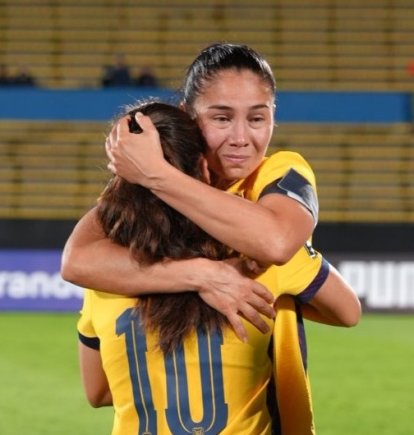 La capitana del equipo nacional, Gigi Moreira (d) celebra la clasificación al repechaje.
