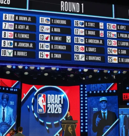 Los picks del Draft NBA 2026 aparecen en pantalla al finalizar la primera ronda en el Barclays Center, ubicado en el distrito de Brooklyn, en Nueva York.