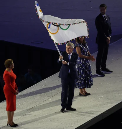 La alcaldesa de Los Angeles, Karen Bass (izq.), recibe la bandera olímpica de manos del presidente del COI, Thomas Bach (c), en foto de archivo.