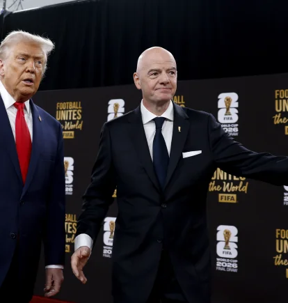 El presidente de Estados Unidos, Donald Trump (i), interactúa con Gianni Infantino, presidente de la FIFA.