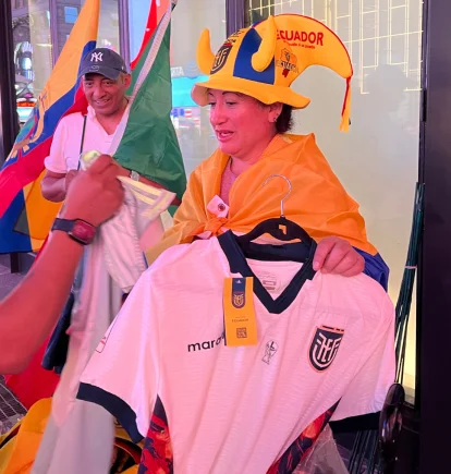 Comerciantes ecuatorianos en Times Square aprovechan la emoción por Ecuador en el Mundial 2026.