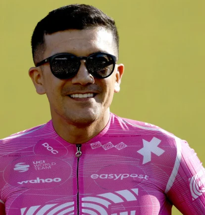 Richard Carapaz, del equipo EF Education–EasyPost, saluda durante la presentación de los equipos del Tour de Francia 2026.