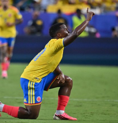 Jhon Arias de Colombia festeja su gol ante Ghana.