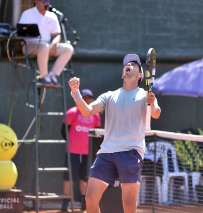 El tenista Matheus Pucinelli celebra el triunfo sobre el argentino Hernán Casanova en la final del Challenger de Quito.