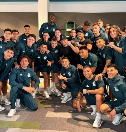 Los jugadores de México posan con los relojes Rolex que posteriormente fueron devueltos por decisión de la Federación Mexicana de Futbol.