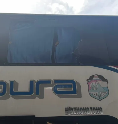 El bus de Barcelona SC terminó con varios vidrios rotos tras el ataque.
