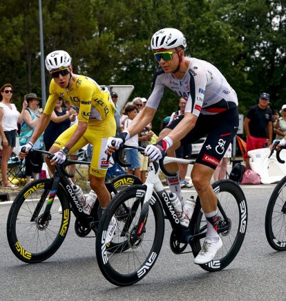 El esloveno Tadej Pogacar (i) es líder de la general del Tour de Francia 2026