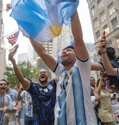 Aficionados celebran el triunfo de Argentina ante Inglaterra en las semifinales del Mundial, en la Quinta Avenida de Manhattan, en Nueva York.