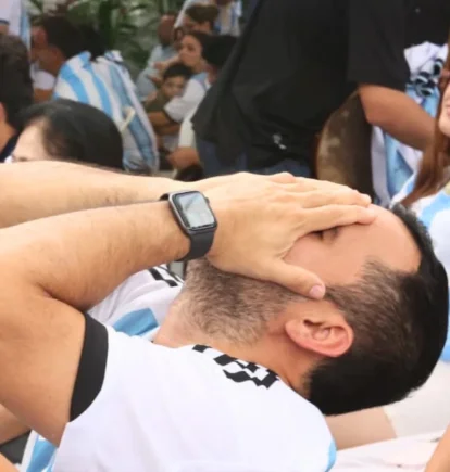 Aficionado de Argentina se lamenta durante el partido contra España.
