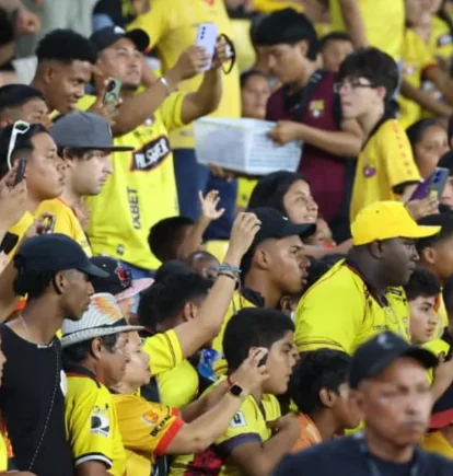 Hinchas de Barcelona durante el partido ante Liga de Quito.