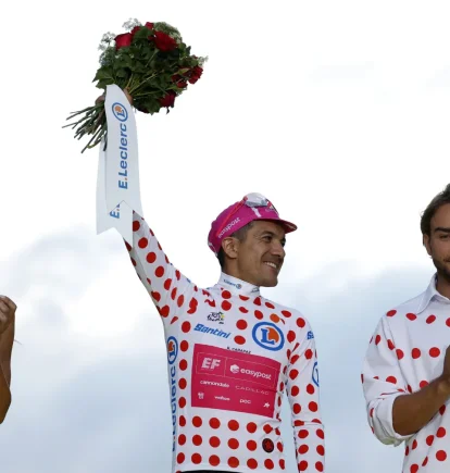 Richard Carapaz, del EF Education-EasyPost, celebra en el podio como el ciclista más combativo del Tour de Francia 2026 con el maillot de la montaña.