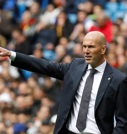 Zinedine Zidane, cuando estaba al frente del banquillo del Real Madrid, durante un partido.