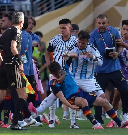 Leandro Paredes (c) de Argentina empuja a Gavi (c-abajo) de España al terminar la final del Mundial de la FIFA 2026.