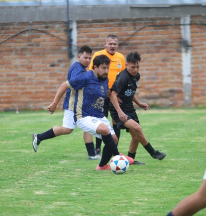 Miguel Torres (c) fue la figura del pase a la final de Liverpool de la Kennedy, tras vencer 2-1 a FC de Santa Teresita.