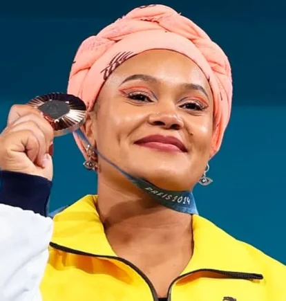 Neisi Dajomes posa con la medalla de bronce obtenida en los Juegos Olímpicos de París 2024.