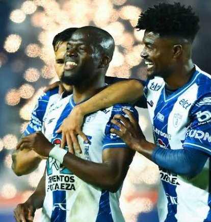 Enner Valencia (c) viene de militar en el Pachuca de México, de donde salió como jugador libre.
