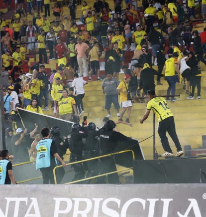 Hinchas ubicados en la tribuna General Sur intentaron ingresar al campo de juego.