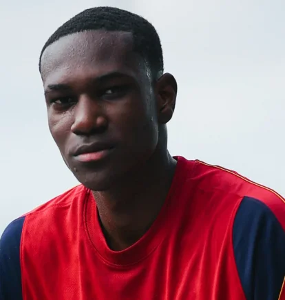 Josué Caicedo, lateral izquierdo ecuatoriano, durante sus primeros entrenamientos con el Barcelona Atlètic en España.