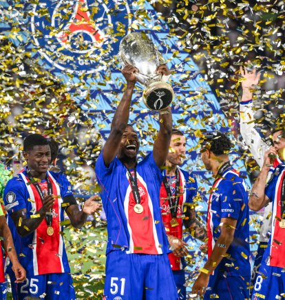 Willian Pacho levantó su segunda Supercopa de Europa con PSG.