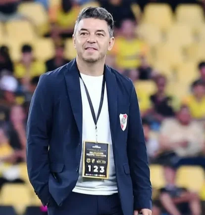 Marcelo Gallardo da indicaciones desde el banquillo de River Plate durante un partido.
