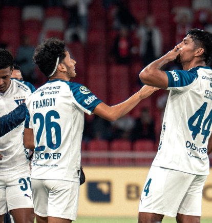 Jugadores de Liga de Quito celebran el tanto de Luis Segovia (c.) contra Emelec.