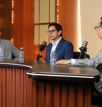 Rafael Verduga (i) y Jorge Reinoso (d), exdirectivos de Barcelona SC, participaron en un conversatorio sobre las Sociedades Anónimas.
