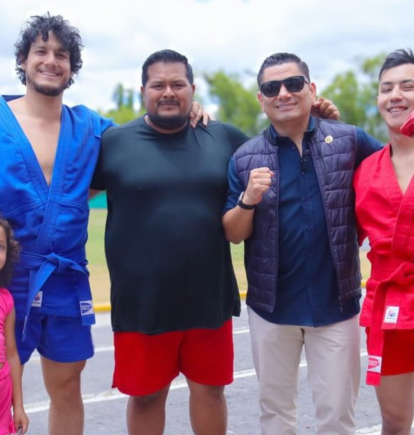 Roberto Ibáñez, viceministro de Deportes, durante una actividad relacionada con el sambo en Ecuador.