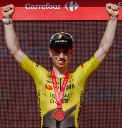 El británico del Visma Lease a Bike Matthew Brennan celebra en el podio la victoria conseguida en la 16 etapa de la Vuelta.