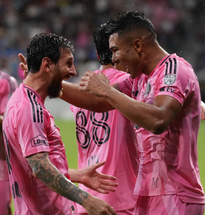 El argentino Lionel Messi y el brasileño Casemiro (d) celebran los goles anotados este miércoles en la victoria por 2-0 sobre Cruz Azul que dieron a Inter Miami el título del torneo Campeones Cup en el estadio NU.